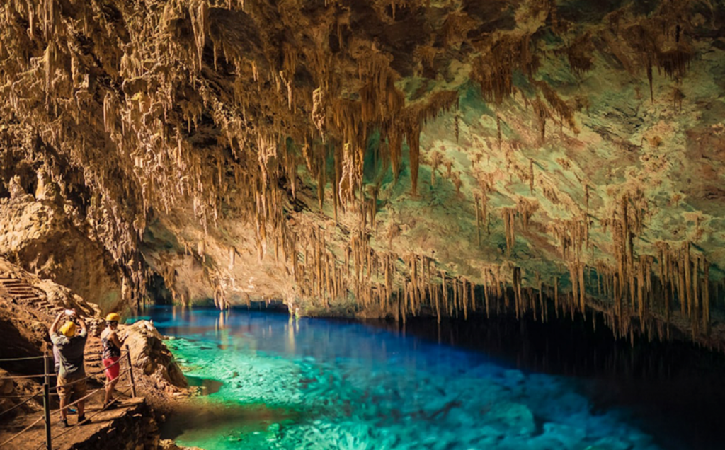 Gruta do Lago Azul, cartão-postal da cidade.