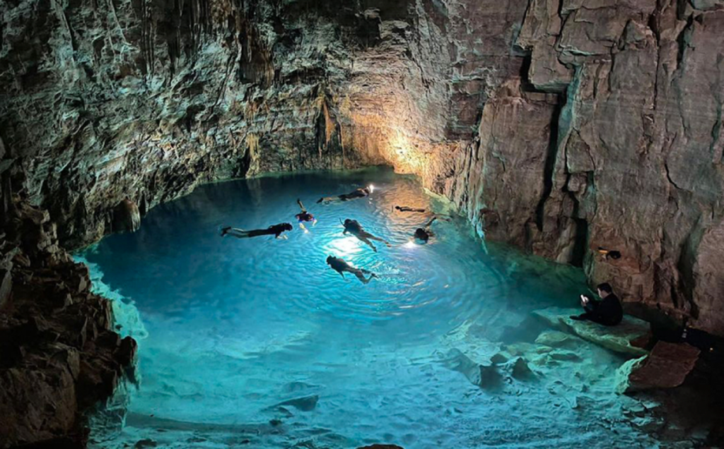 Localizada em algum lugar entre o encanto e o mistério, a Gruta do Mimoso é uma das joias naturais mais deslumbrantes do país.