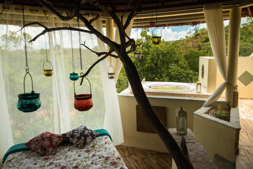 Perfeito para quem busca uma conexão com a natureza, o Jalapão Ecolodge é uma opção de hospedagem rústica com boas acomodações e uma vista deslumbrante. 